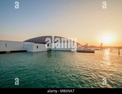 Louvre Museum bei Sonnenuntergang, Abu Dhabi, Vereinigte Arabische Emirate Stockfoto