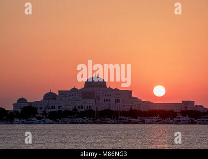 Präsidentenpalast bei Sonnenuntergang, Abu Dhabi, Vereinigte Arabische Emirate Stockfoto