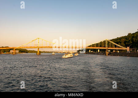 Fußgängerbrücke, die einzige Brücke, die speziell für die Fußgänger-Verkehr über den Dnepr Fahrrinne in Kiew, Ukraine gebaut. Stockfoto
