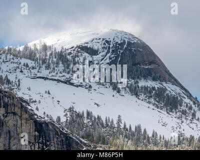 Nahaufnahme des Half Dome im Schnee Stockfoto