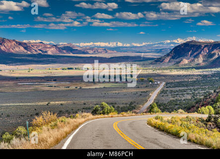 Paradox Creek Valley, San Juan Berge in der Ferne, 75 Meilen oder 120 km SE, Blick vom Highway 90, in der Nähe der Stadt Grundgestein, Colorado, USA Stockfoto