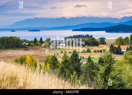 Flathead Lake, Felchen Strecke der Rocky Mountains in der Entfernung, in der Nähe von Polson, Montana, USA Stockfoto