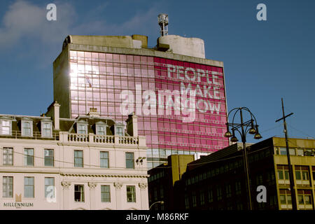 Die Leute machen Glasgow Branding auf der Seite eines Gebäudes, der ehemalige Glasgow College von Gebäude und Drucken, George Square, Glasgow, Schottland Stockfoto