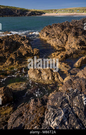 Der Strand von Porth Trecastle, Anglesey, Nordwales Küste an einem sonnigen Sommer Stockfoto