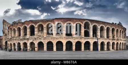 Blick auf Verona Amphitheater, in 30 AD, die drittgrößte der Welt, römische Arena in Verona, Italien abgeschlossen Stockfoto