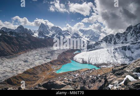 Gokyo Dorf und See, Cholatse und Ngozumpa Glacier von gokyo Ri-Gipfel Stockfoto