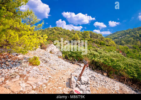 Stone Desert Trail in der Nähe der Einsiedelei Pustinja Blaca auf der Insel Brac, Dalmatien Region von Kroatien Stockfoto