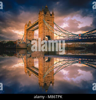 Die Tower Bridge in London Sehenswürdigkeit Stadt bei Sonnenuntergang in Großbritannien. Stockfoto