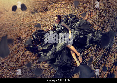 Frau liegt im langen Gras, Thailand Stockfoto