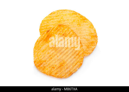 Orange Pepper Kartoffelchips auf weißem Hintergrund Stockfoto
