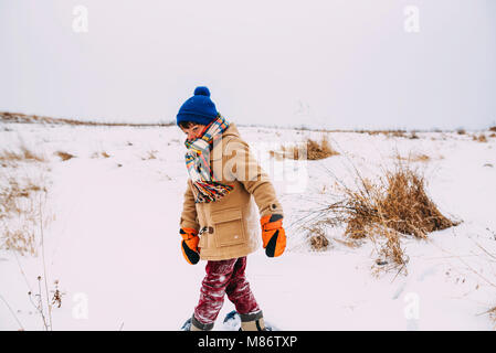 Junge Wandern im Schnee mit Schneeschuhen Stockfoto