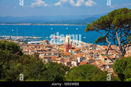 Blick auf Saint-Tropez und den Golf von Saint Tropez, Côte d'Azur, Südfrankreich, Cote d'Azur, Frankreich, Europa Stockfoto