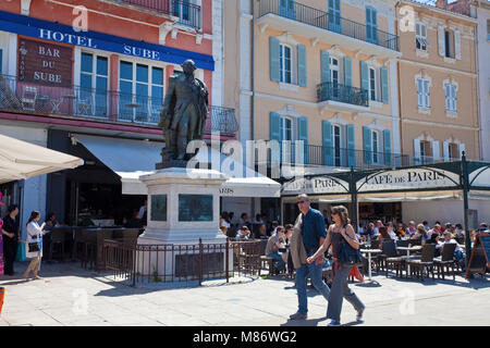 Denkmal für Admiral Pierre Andre de Suffren und das Cafe de Paris am Hafen von Saint Tropez, Côte d'Azur, Südfrankreich, Cote d'Azur, Frankreich Stockfoto