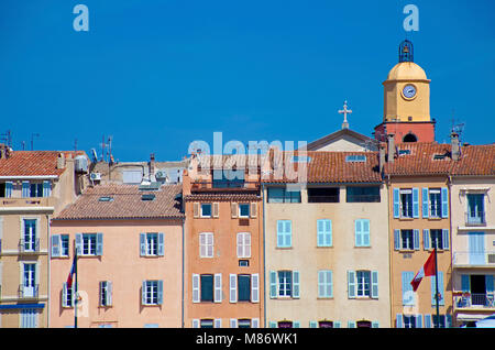 Reihe von Häusern und der Glockenturm von Notre-Dame-de-l'Assomption de Saint-Tropez, Hafen von Saint Tropez, Côte d'Azur, Südfrankreich, Cote d'Azur, Frankreich Stockfoto