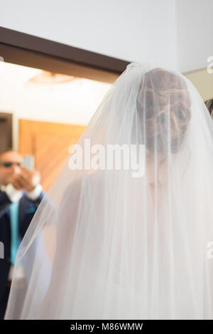 Rückansicht eines Braut an ihrer Hochzeit fotografiert werden Stockfoto