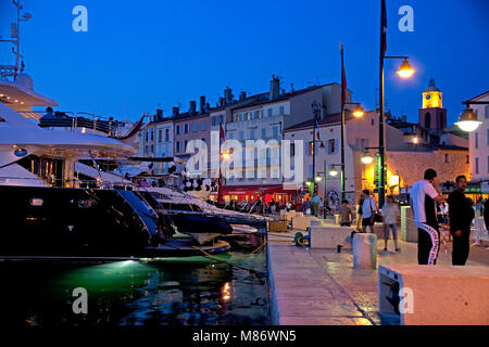 Abendstimmung, Luxusyachten im Hafen von Saint-Tropez, Suedfrankreich, Cote d'Azur, Frankreich, Europa | Luxus Yachten am Hafen von Saint-Tropez, lat. Stockfoto