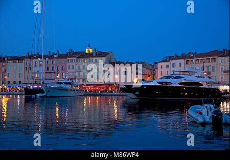 Abendstimmung, Luxusyachten im Hafen von Saint-Tropez, Suedfrankreich, Cote d'Azur, Frankreich, Europa | Luxus Yachten am Hafen von Saint-Tropez, lat. Stockfoto