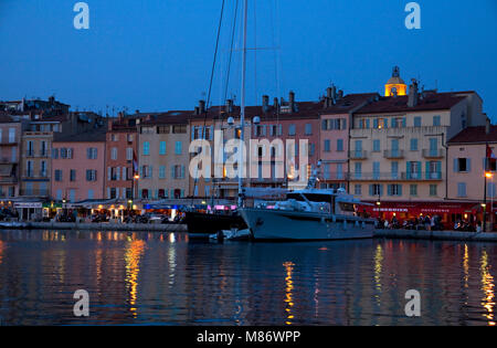 Abendstimmung, Luxusyachten im Hafen von Saint-Tropez, Suedfrankreich, Cote d'Azur, Frankreich, Europa | Luxus Yachten am Hafen von Saint-Tropez, lat. Stockfoto