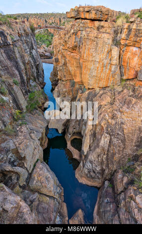 Brücke über Bourkes Luck-Schlaglöcher, Mpumalanga, Südafrika Stockfoto