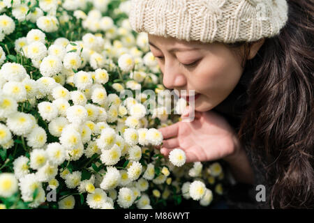 Junge Frau mit Duft der Blumen in Tongluo, Miaoli Grafschaft von Taiwan, Blumen, Kräutern oder Tee verwendet werden Nach getrocknet. Therapeutische Wirkung. Stockfoto