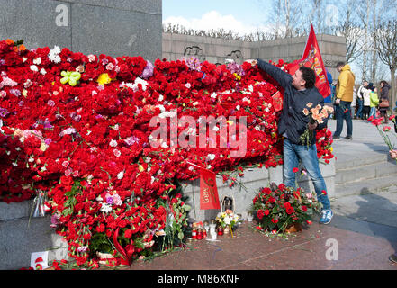 Laien Blumen an die Mutter Heimat Skulptur auf Piskaryovskoye Memorial Friedhof am Tag des Sieges im Großen Vaterländischen Krieg 1941-1945 citylife Stockfoto