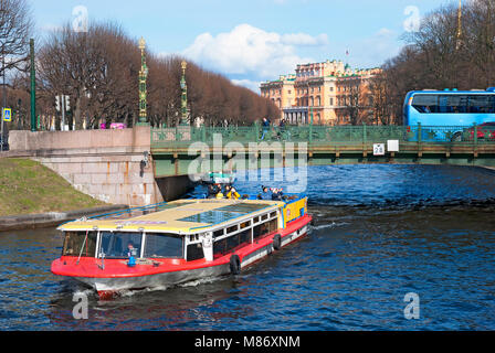 SAINT-Petersburg, Russland - 11. MAI 2017: Touristen auf dem Ausflugsschiff Bilder von Sehenswürdigkeiten entlang des Flusses Moika in der Nähe der zweiten Garten Brücke Stockfoto