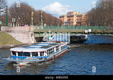 SAINT-Petersburg, Russland - 11. MAI 2017: Touristen auf der Exkursion Boot segeln entlang des Flusses Moika in der Nähe der zweiten Garten Brücke Stockfoto