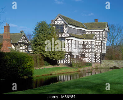 Little Moreton Hall, ein Wasserschloss aus dem 15. Jahrhundert Holz gerahmt Herrenhaus in der Nähe von Knutsford, Cheshire Stockfoto