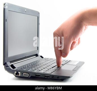 Mann drücken der Leertaste auf einem Laptop Stockfoto