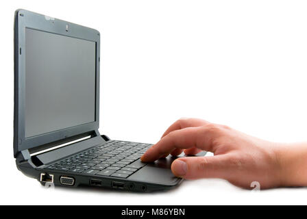 Mann drücken der Leertaste auf einem Laptop Stockfoto