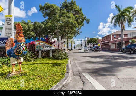 Große und farbenfrohe Hahn Skulptur am Straßenrand, Calle Ocho, Little Havana, Miami, Florida, USA. Stockfoto