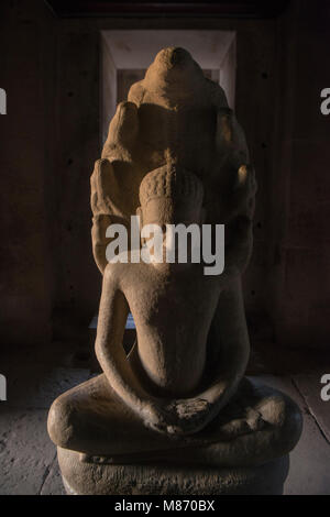 Die Skulptur von König Jayavarman Vlll anden Khmer Tempel Ruinen der Phimai Historical Park an der Phimai Festival in der Stadt Phimai in der PROVI Stockfoto