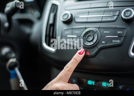 Frau drücken Auto Notleuchten drücken. Moderne Innenraum Stockfoto