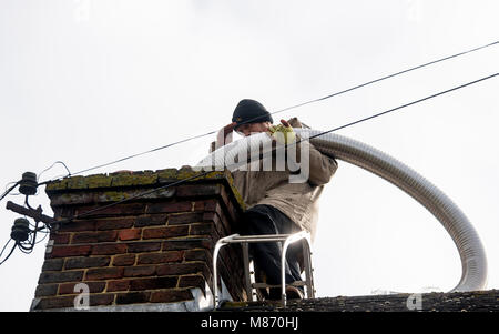 Ein Techniker installiert Rauchrohr ein Schornstein Sicherheit eines der brennerbetrieb Log zu gewährleisten. Stockfoto