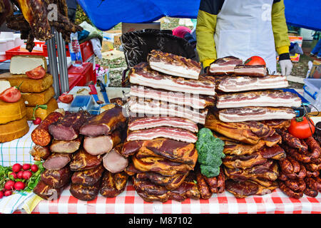 Hausgemachten geräucherten Speck, Würstchen und Gemüse auf den Tisch zum Verkauf ausgesetzt. Stockfoto