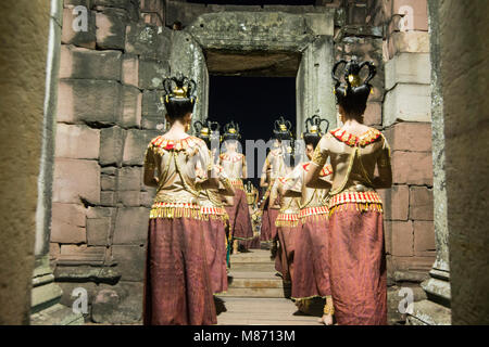 Traditionelle Kleidung der Roten Khmer Tanz Mädchen an der Khmer Tempel Ruinen am Phimai Festival in Phimai in der Provinz Nakhon Ratchasima in Isaan in Thailand. Stockfoto