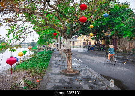 Hoi an Vietnam, Blick auf farbenfrohe Laternen, die an Bäumen entlang des Flusses Thu Bon hängen, in der Altstadt von Hoi an, Zentralvietnam. Stockfoto