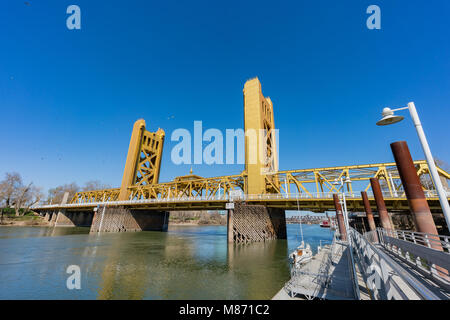 Gruppen von Tauben über die berühmte Tower Bridge von Sacramento, Kalifornien fliegt Stockfoto