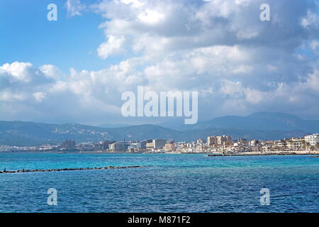 PALMA DE MALLORCA, SPANIEN - 25. FEBRUAR 2018: Blue Ocean und Palma Stadt im Winter Sonnenschein am 25. Februar 2018 auf Mallorca, Balearen Inseln, Sp Stockfoto