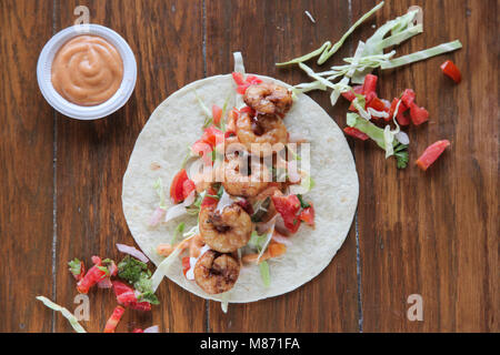 Prawn tortilla Tacos offenes Gesicht wickeln auf hölzernen Hintergrund Stockfoto