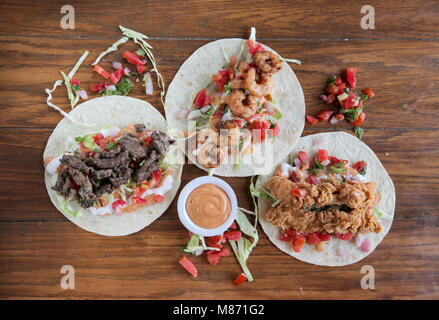 Huhn Rind prawn Combo Tortilla Wrap Tacos gekleidet mit Salsa Stockfoto