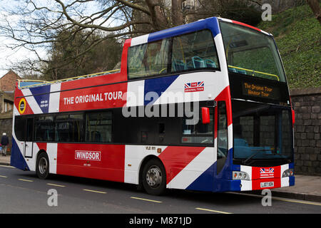 Doppeldecker Tourbus Windsor in England. Die offenen Bus ist mit einem Union Jack gemalt. Stockfoto