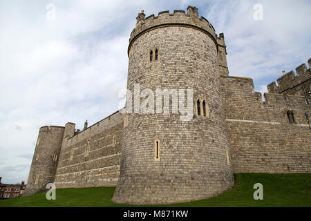 Schloss Windsor Windsor in England. Das Schloss stammt aus der normannischen Eroberung Englands und ist eine königliche Residenz. Stockfoto