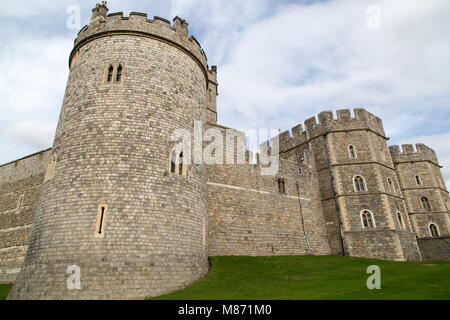 Schloss Windsor Windsor in England. Das Schloss stammt aus der normannischen Eroberung Englands und ist eine königliche Residenz. Stockfoto
