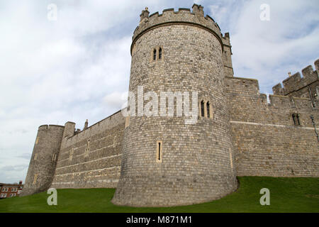 Schloss Windsor Windsor in England. Das Schloss stammt aus der normannischen Eroberung Englands und ist eine königliche Residenz. Stockfoto