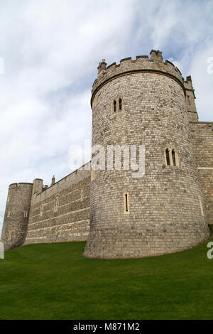 Schloss Windsor Windsor in England. Das Schloss stammt aus der normannischen Eroberung Englands und ist eine königliche Residenz. Stockfoto
