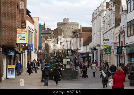 Menschen auf Peascod Street Windsor in England. Windsor Castle, eine königliche Residenz, kann von der Straße aus gesehen werden. Stockfoto