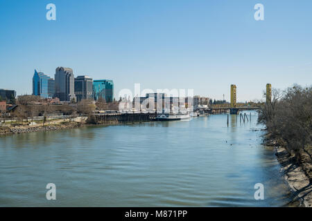 Sacramento, FEB 21: Nachmittag Blick auf Skyline mit Sacramento Sacramento River am 21.Februar, 2018 in Sacramento, Kalifornien Stockfoto