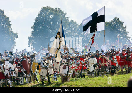 GRUNWALD - Juli 16: Teutonic Knights Truppen - 601Th Jahrestag der Schlacht von Grunwald 1410. 4000 Reenactors, 1200 Ritter, in der Nähe von 20 Tausende von specta Stockfoto