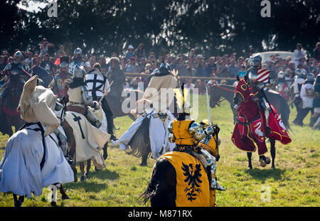 Teutonic Knights Angriff montiert - 601Th Jahrestag der Schlacht von Grunwald 1410. 4000 Reenactors, 1200 Ritter Stockfoto